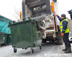 Почти 300 мусоровозов будут вывозить отходы в новогодние праздники 