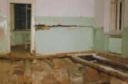 Полы выкорчеваны, в некоторых комнатах имеются следы от костра, 2002 г.